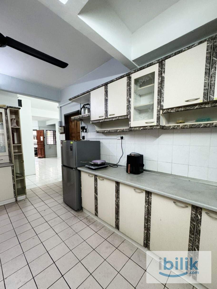 ✨ LOW DEPOSIT✨🏠 MEDIUM ROOM FOR RENT 🏠📍 Near MRT Bandar Utama & Centerpoint Bandar Utama 🌆☕🛍️ - Image 2