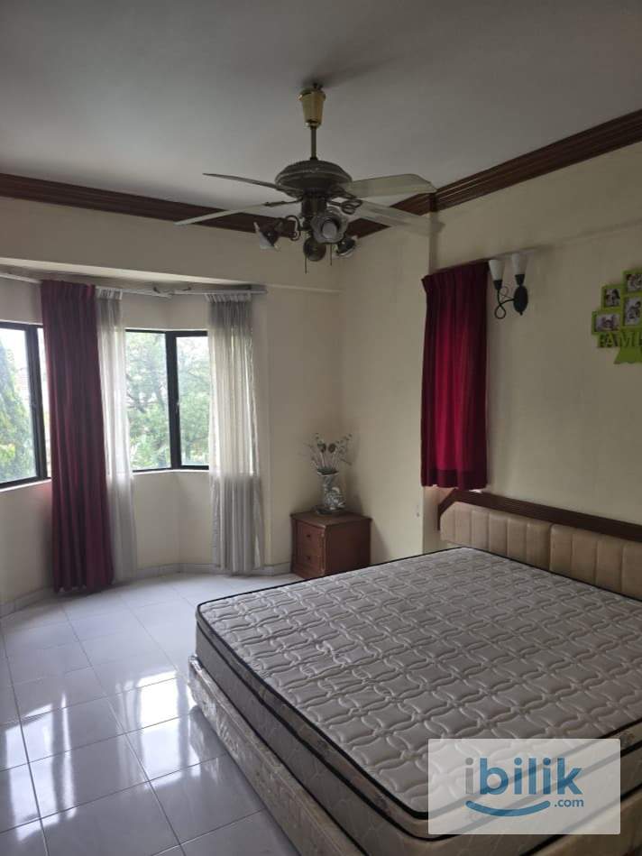 Masterbedroom with private bathroom - Image 1