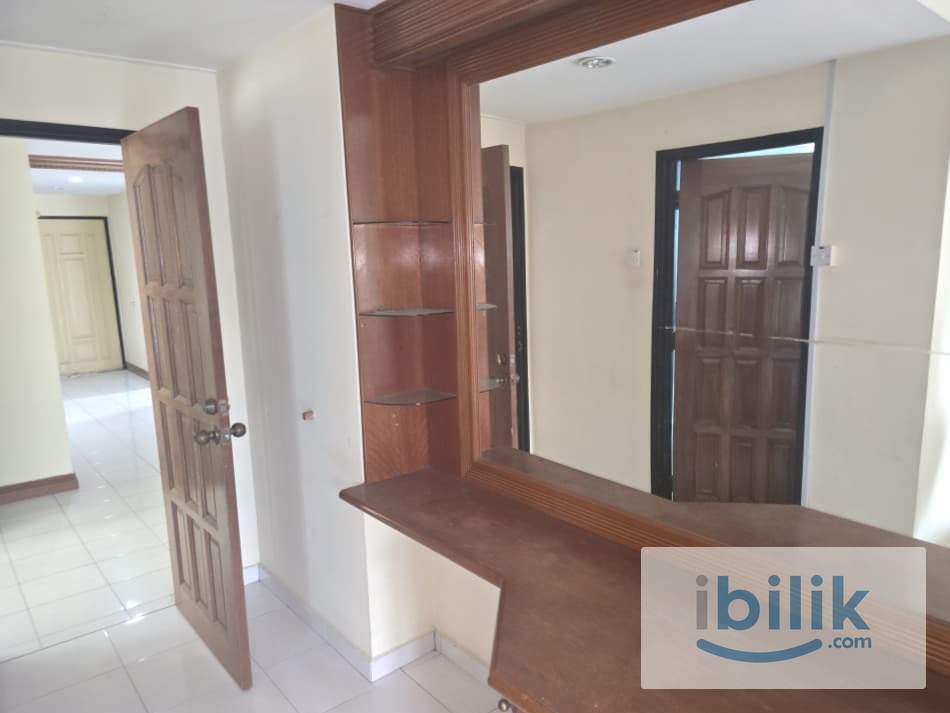 Masterbedroom with private bathroom - Image 2