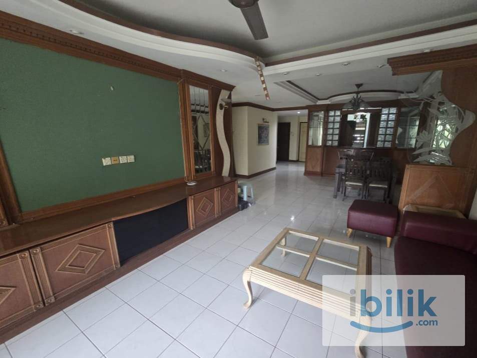 Masterbedroom with private bathroom - Image 4