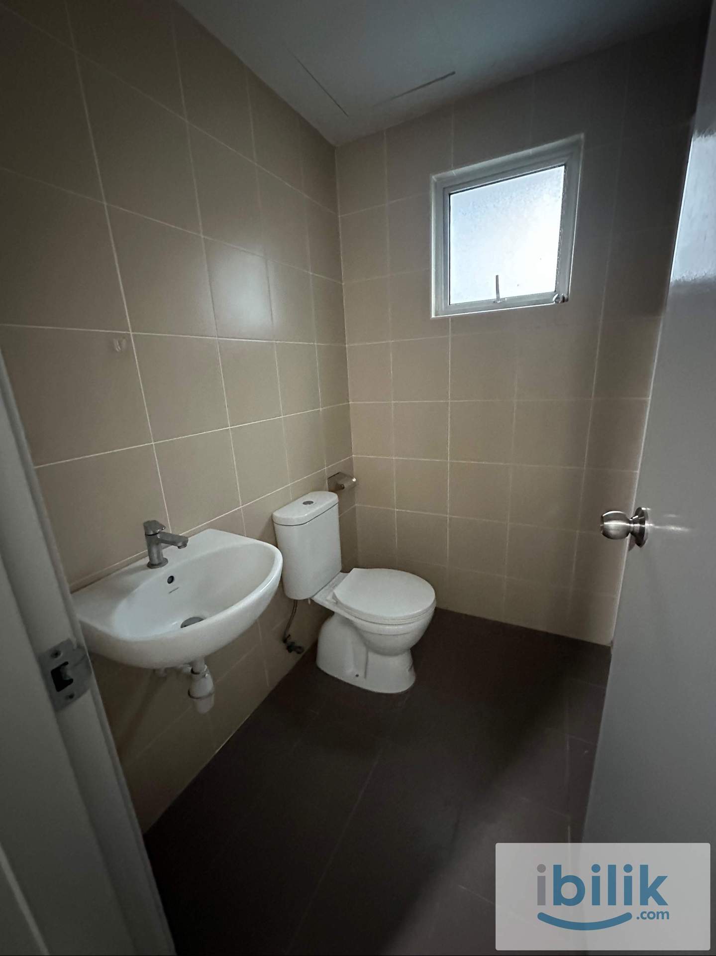 Razak city, Sungni Besi / Master room - Image 4