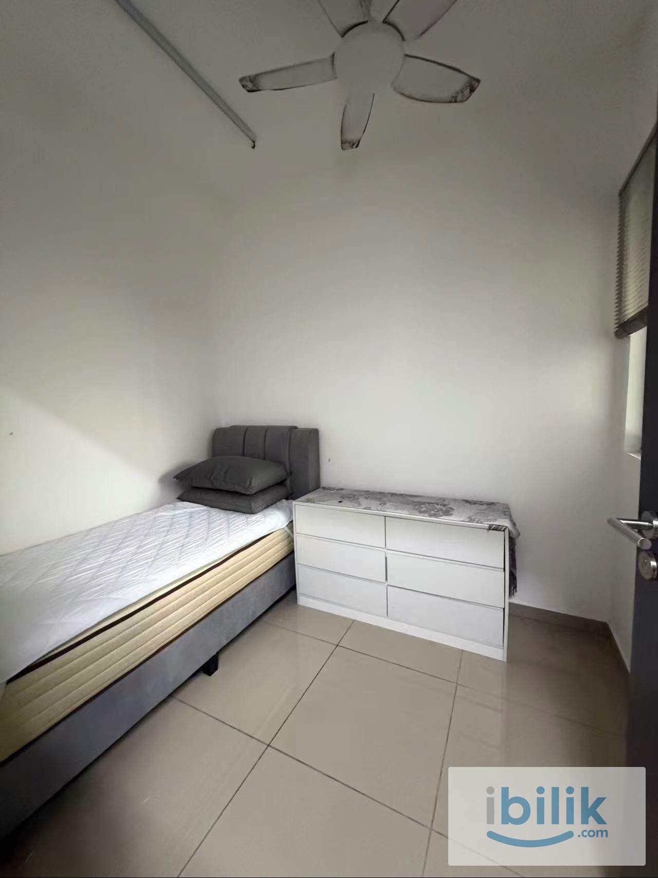 Small room at D’Quince (female) - Image 1