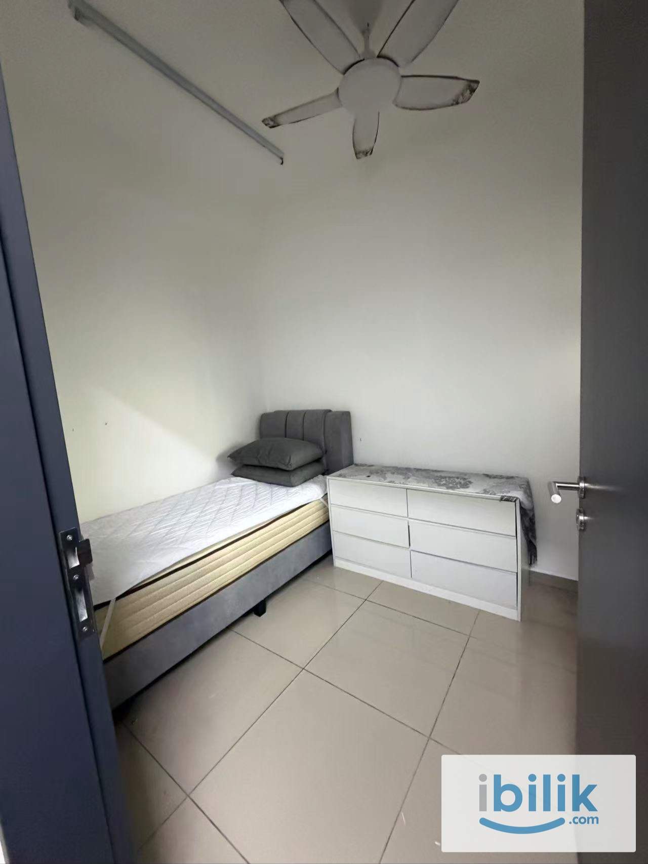 Small room at D’Quince (female) - Image 2