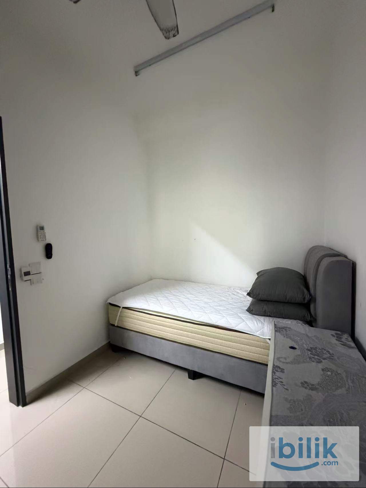 Small room at D’Quince (female) - Image 3