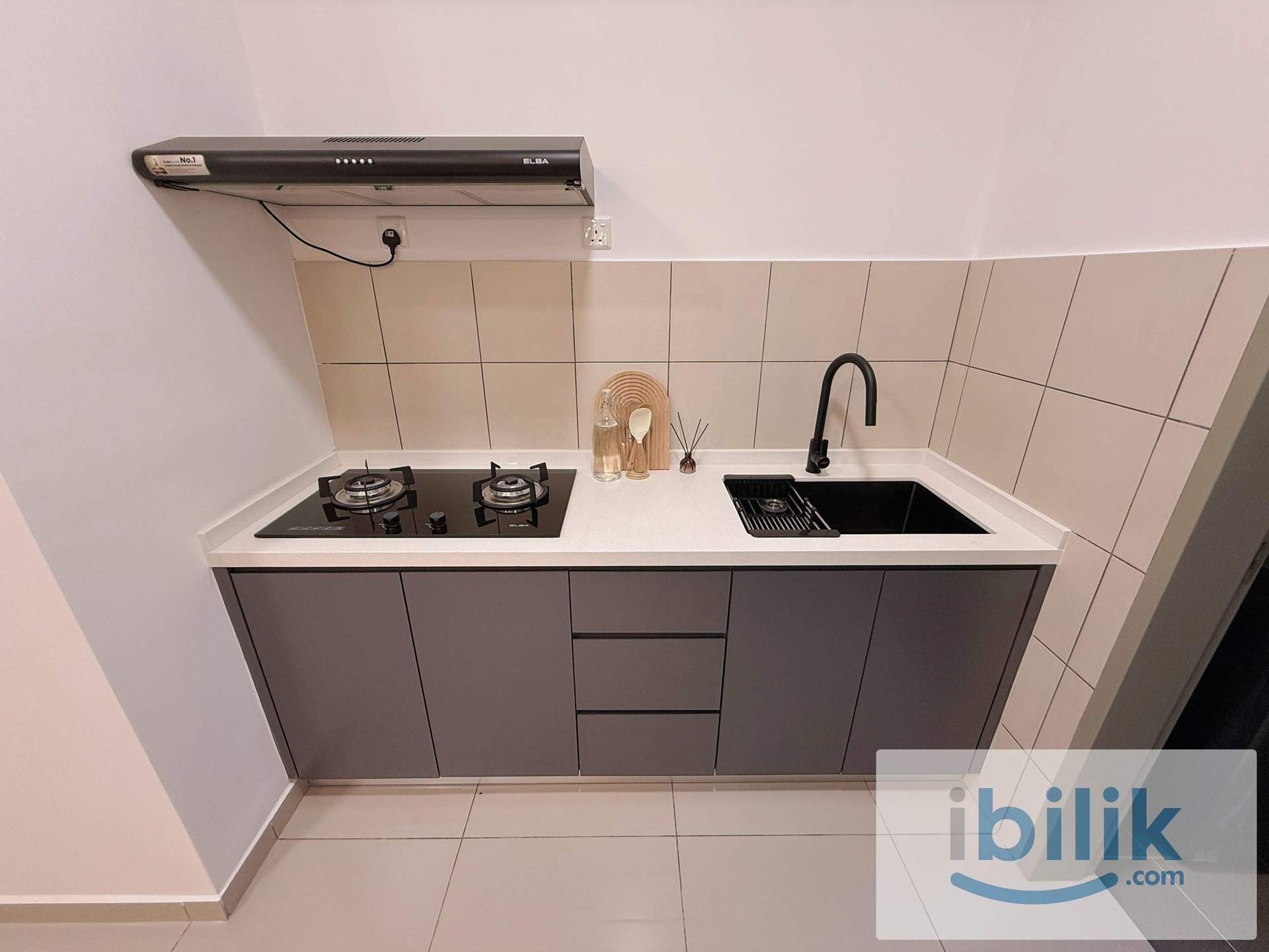 🏡 BEST ROOM IN TOWN! 🎉 PREMIUM QUEEN ROOM! ACCESSIBLE TO LDP HIGHWAY 🚗 - Image 3