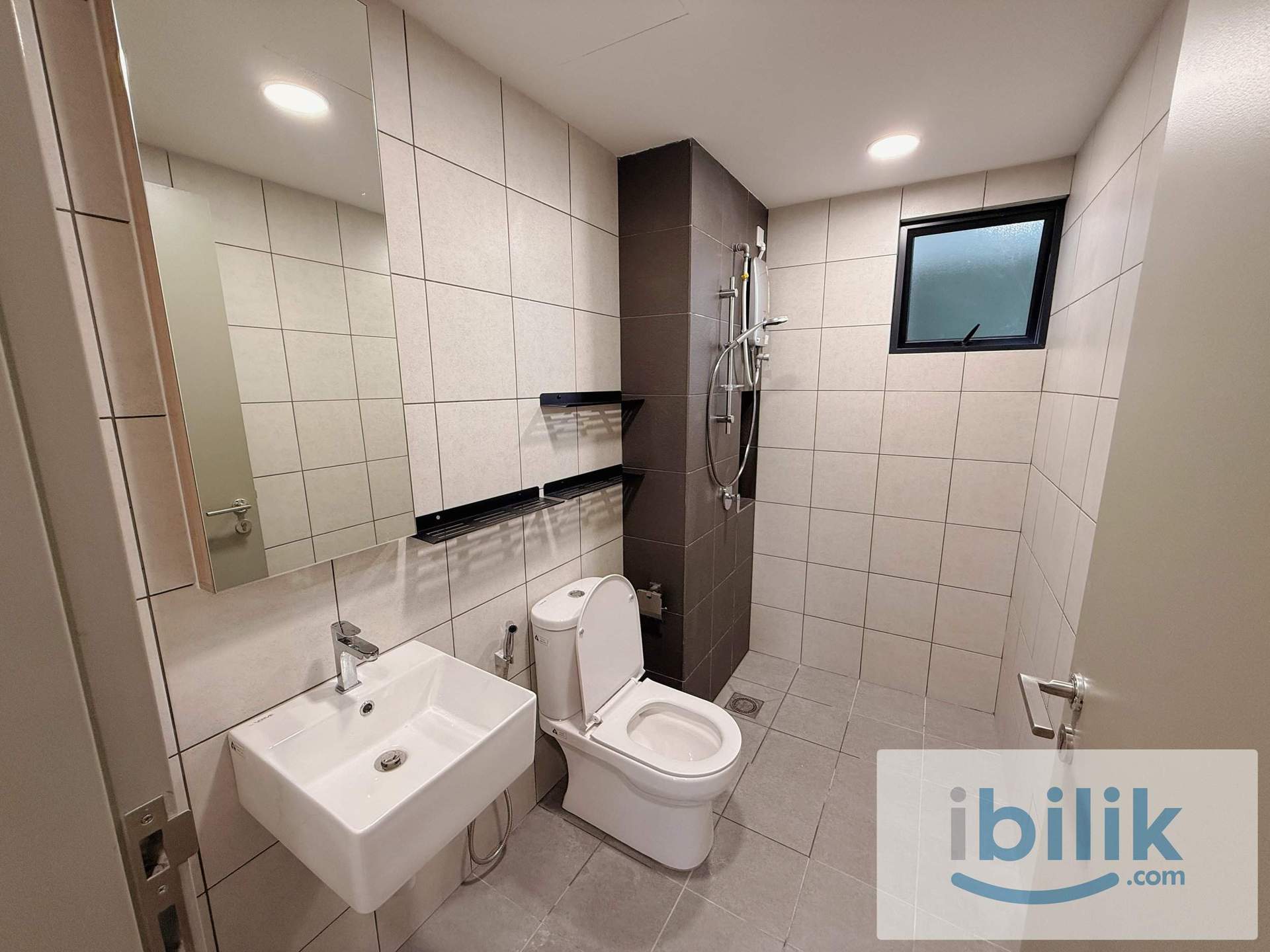 🏡 BEST ROOM IN TOWN! 🎉 PREMIUM QUEEN ROOM! ACCESSIBLE TO LDP HIGHWAY 🚗 - Image 10