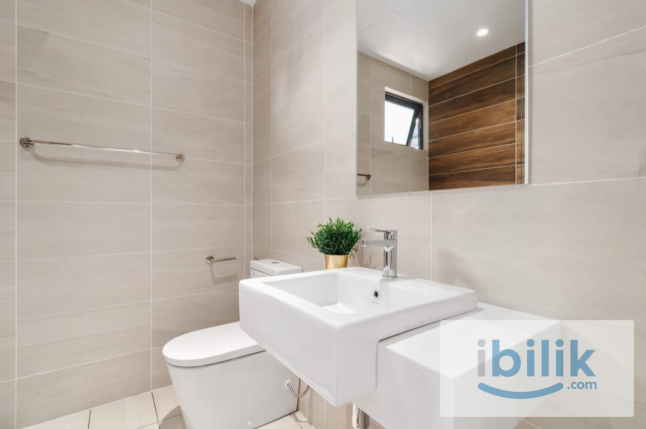 Master room, fully furnished, rental inc utility, near train - Image 3