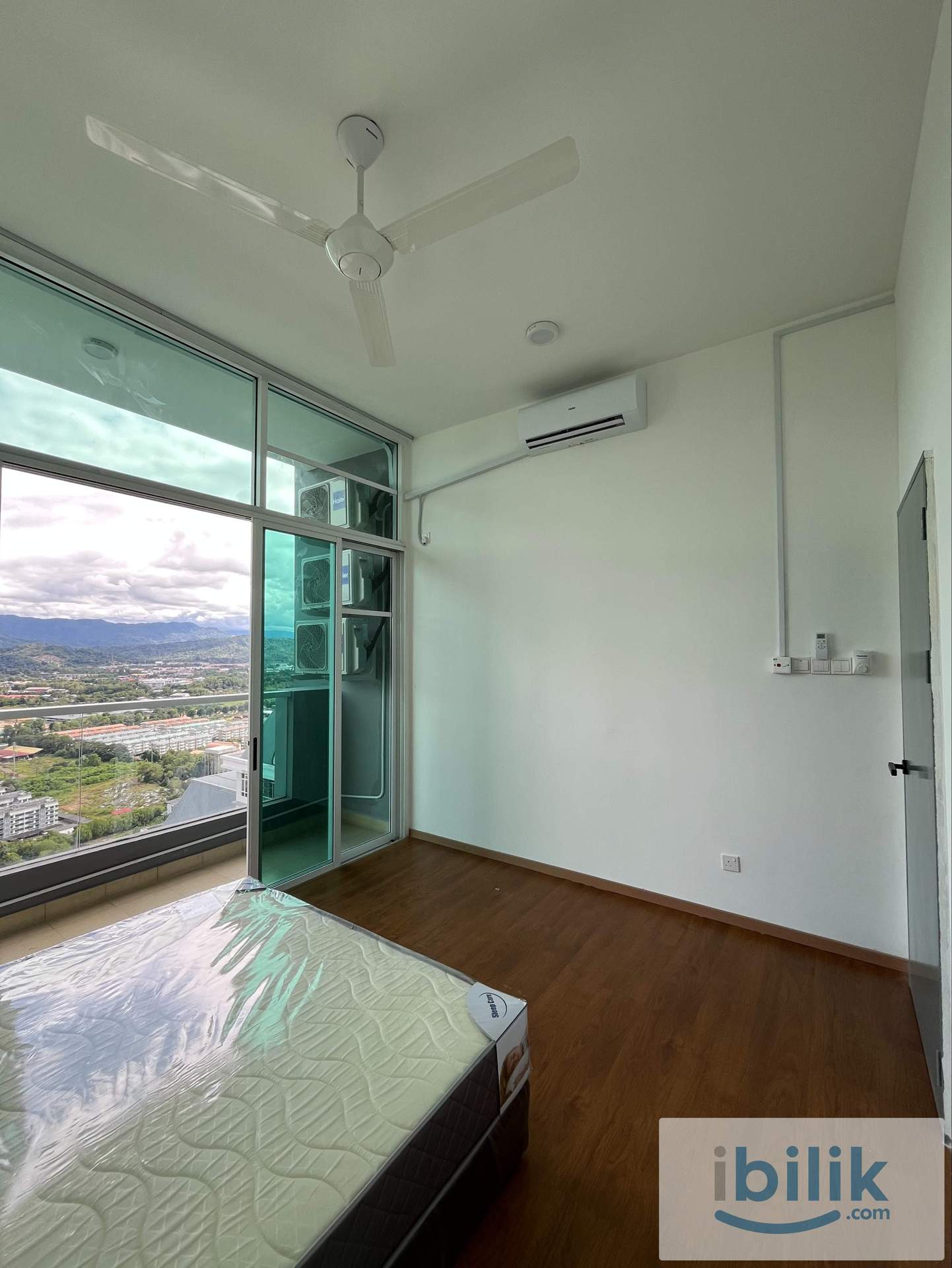 Kota Kinabalu | Balcony Room | Queen Size Bed - Image 4