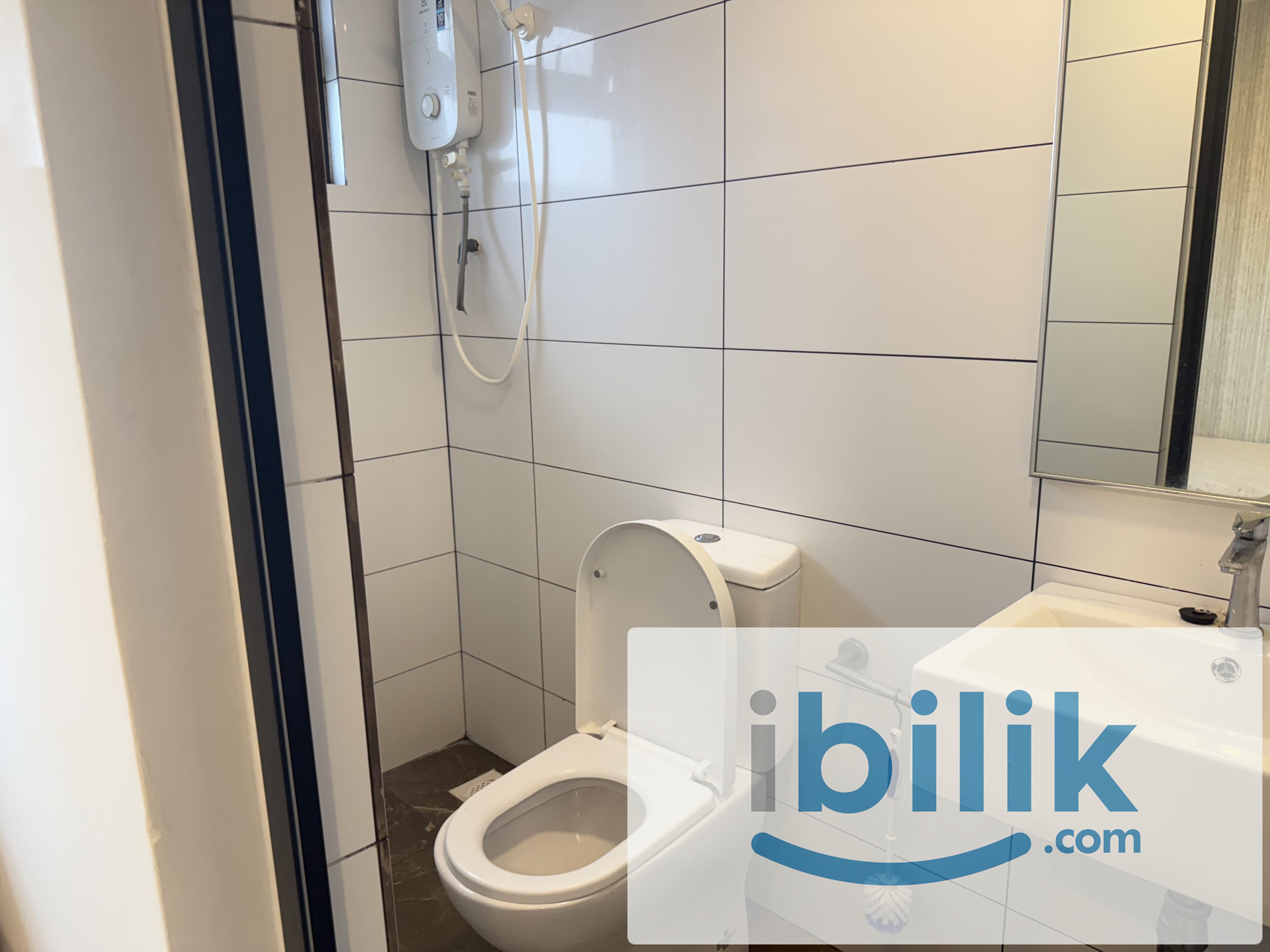 Studio with attached bathroom - Image 3