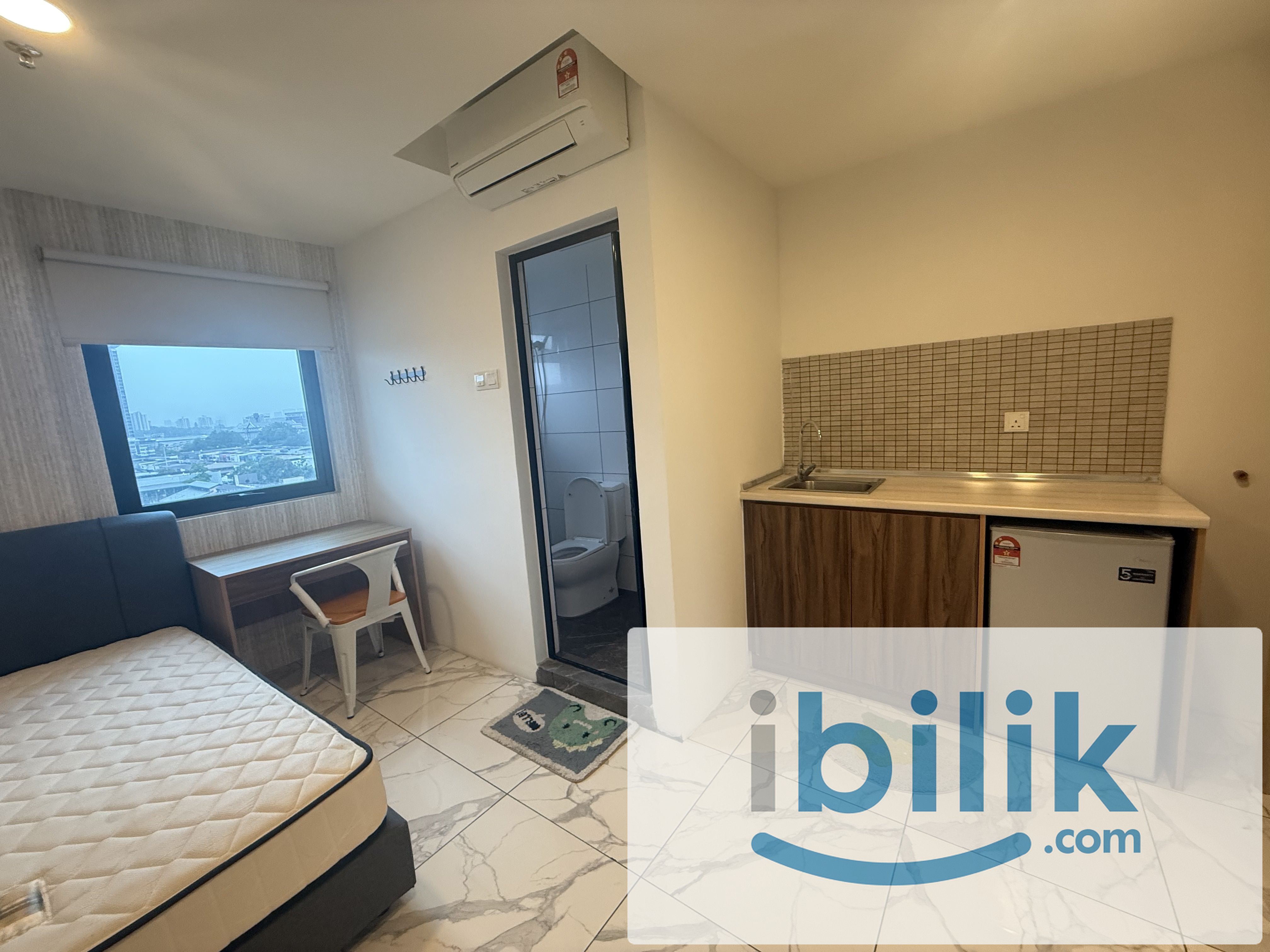 Studio with attached bathroom - Image 4