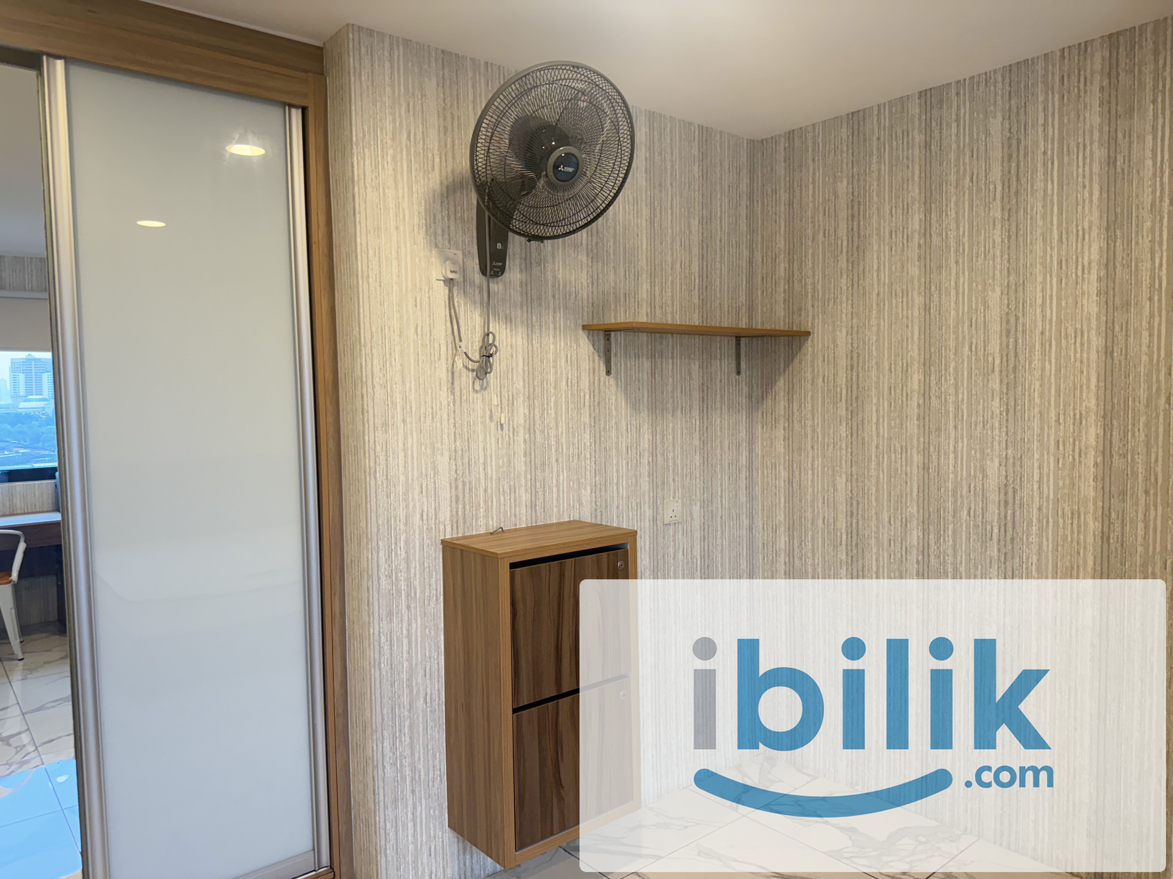 Studio with attached bathroom - Image 2