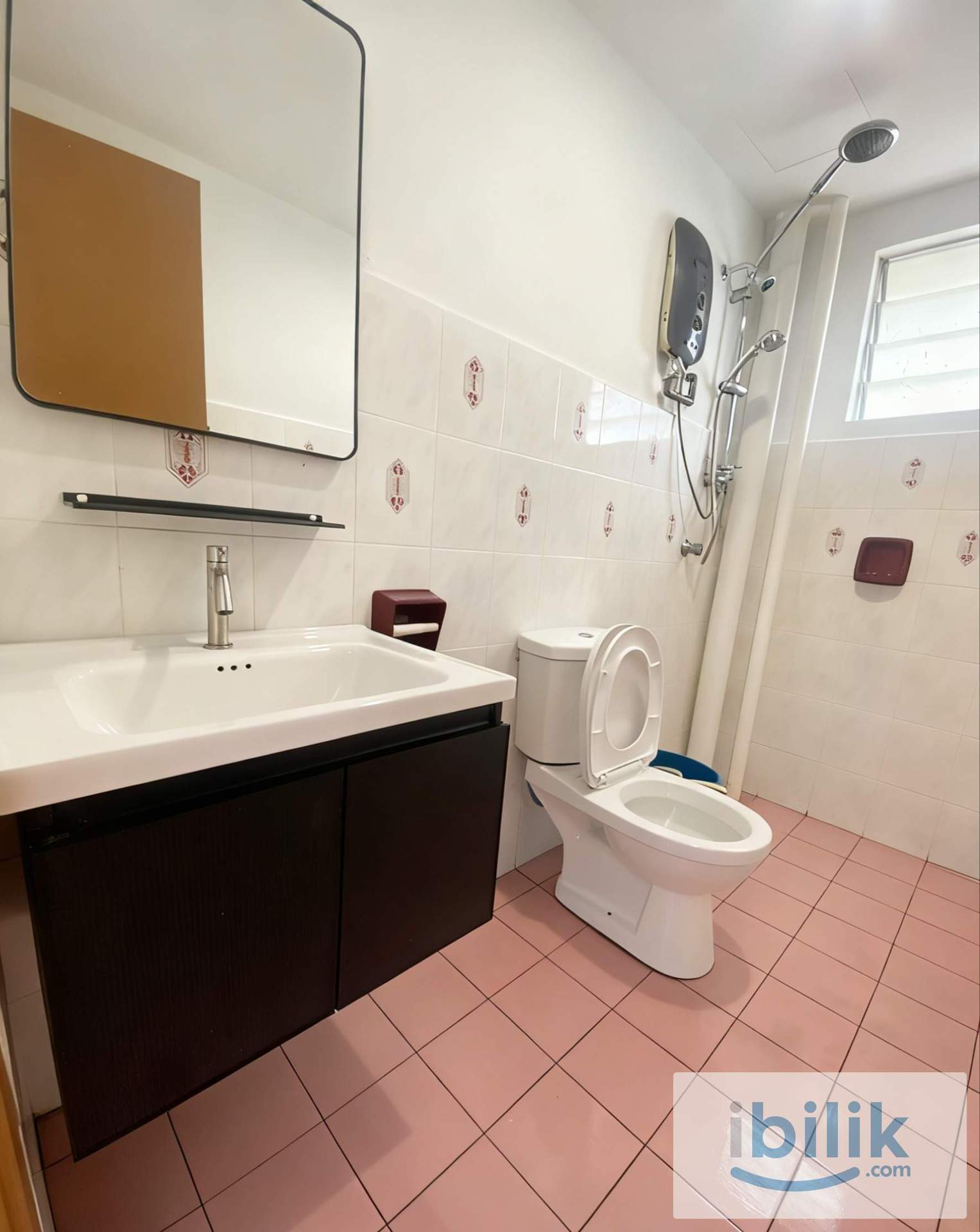 Walking distance to  LRT Ara Damansara Medium Room at Puncak Seri Kelana Evolve Concept Mall LRT Kelana Jaya Line - Image 7