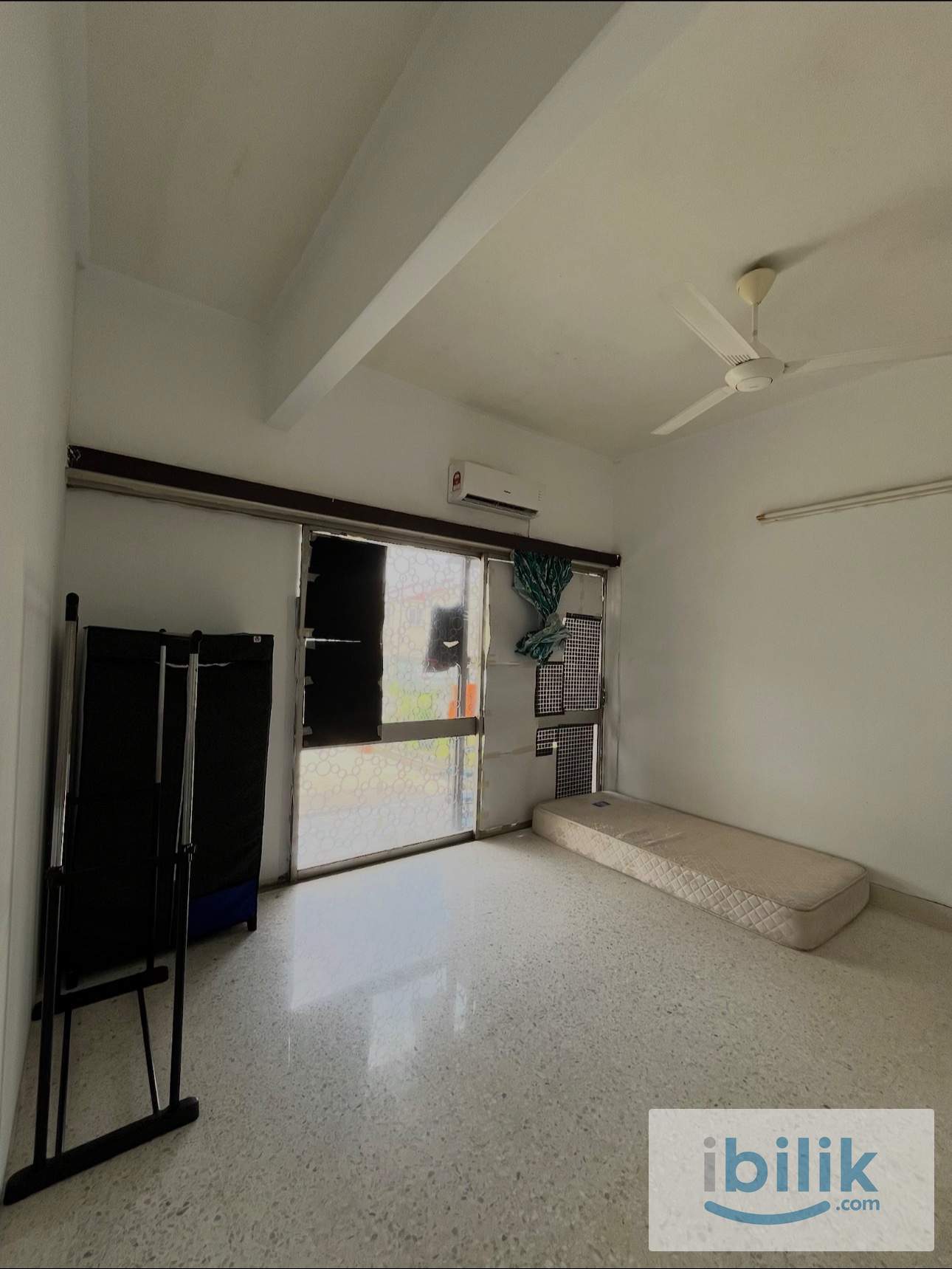 SS2 PJ | Medium Room w Window - Image 1
