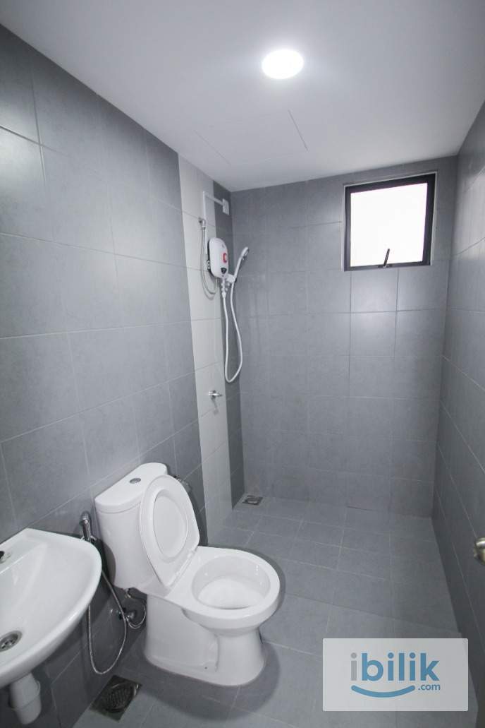 Middle room, 5 mins walk to Serdang KTM( Direct to Midvalley), 15 mins walk to The Mines, 8mins to MRT UPM/Sg Besi - Image 5