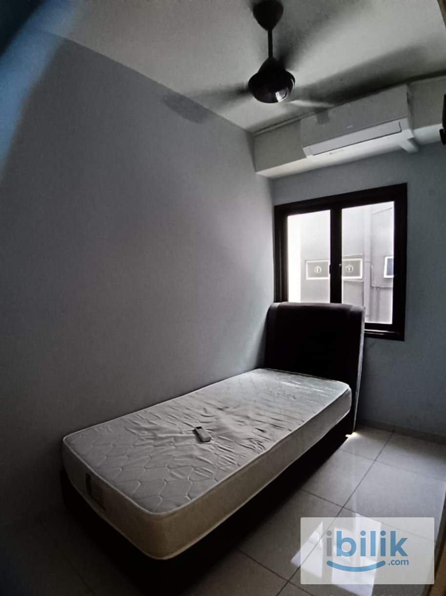 Master room with private bath near to mid valley  - Image 2