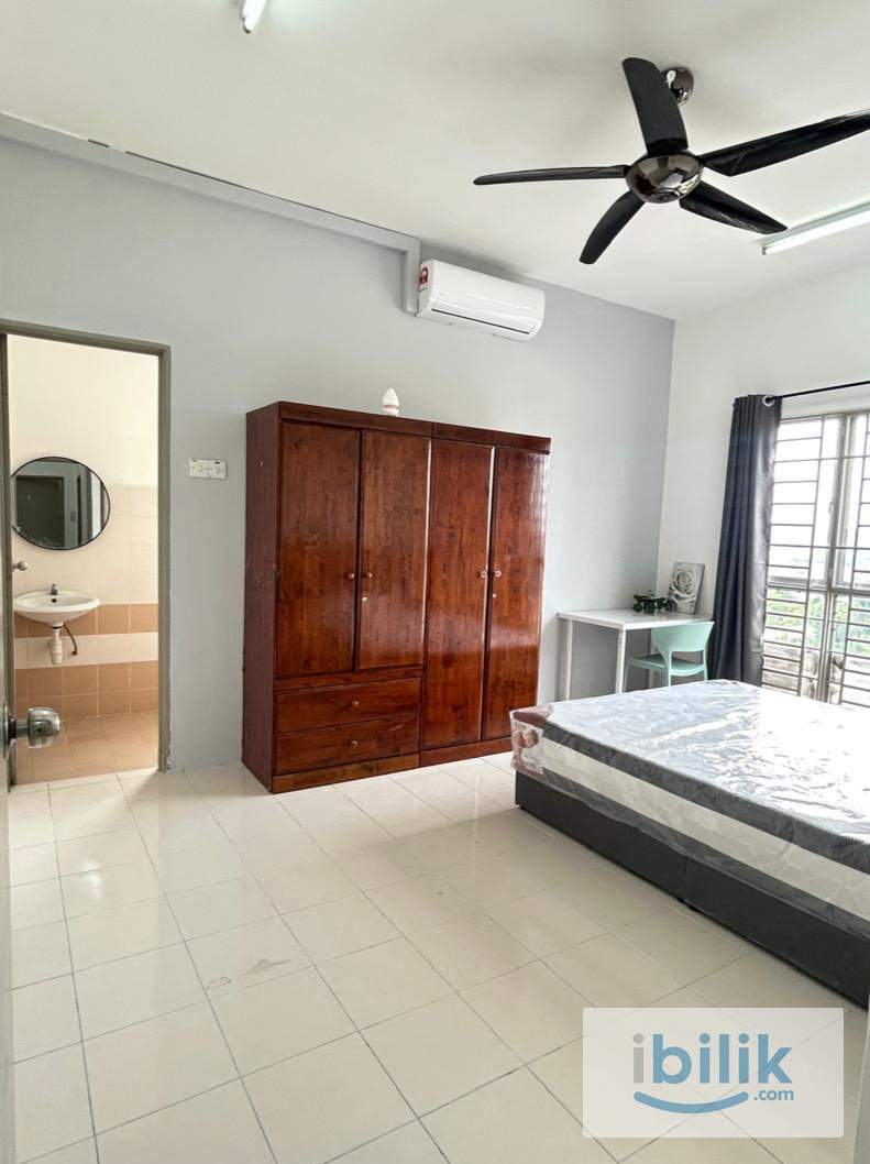 Master bedroom with private bathroom at Residensi Laguna Condo, Bandar Sunway  - Image 1