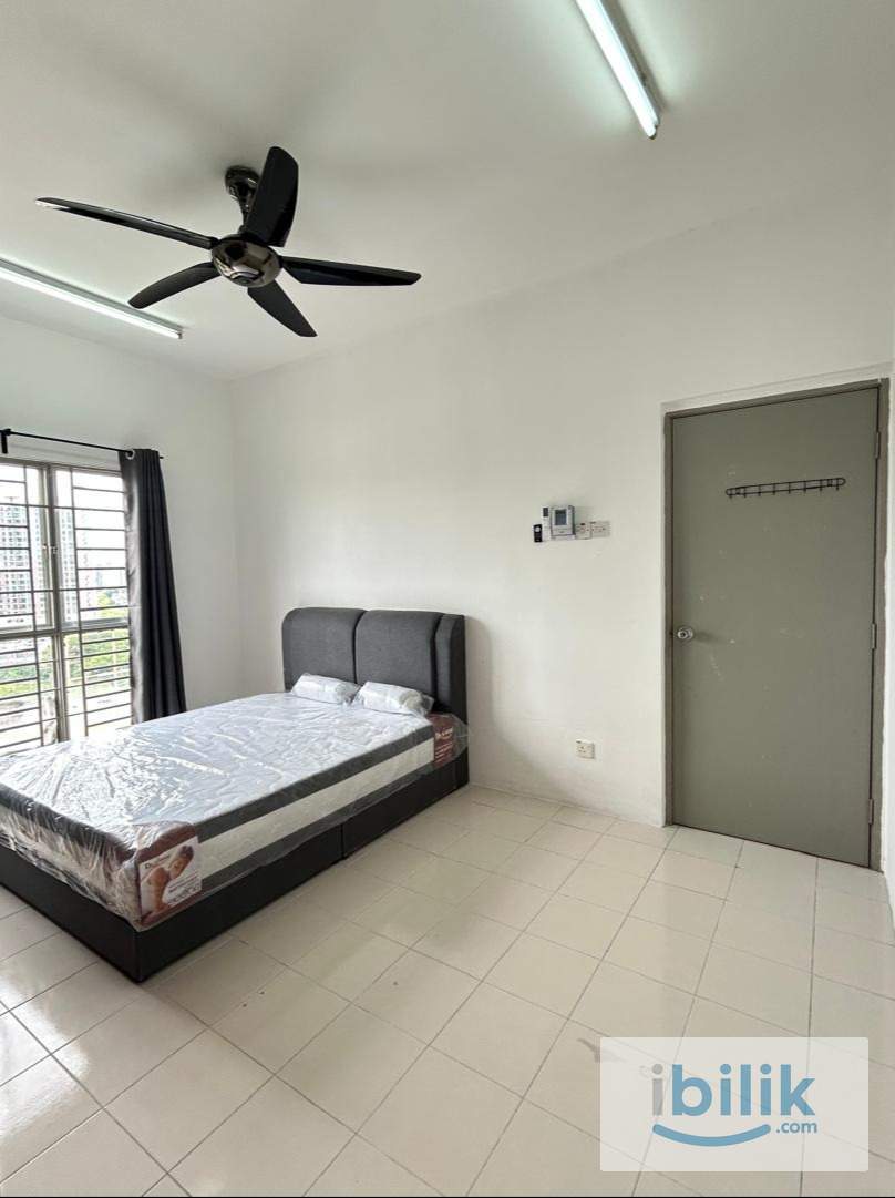Master bedroom with private bathroom at Residensi Laguna Condo, Bandar Sunway  - Image 2