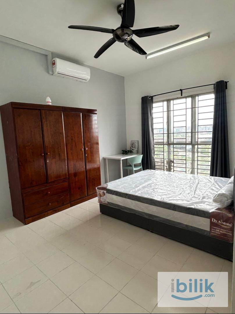 Master bedroom with private bathroom at Residensi Laguna Condo, Bandar Sunway  - Image 3