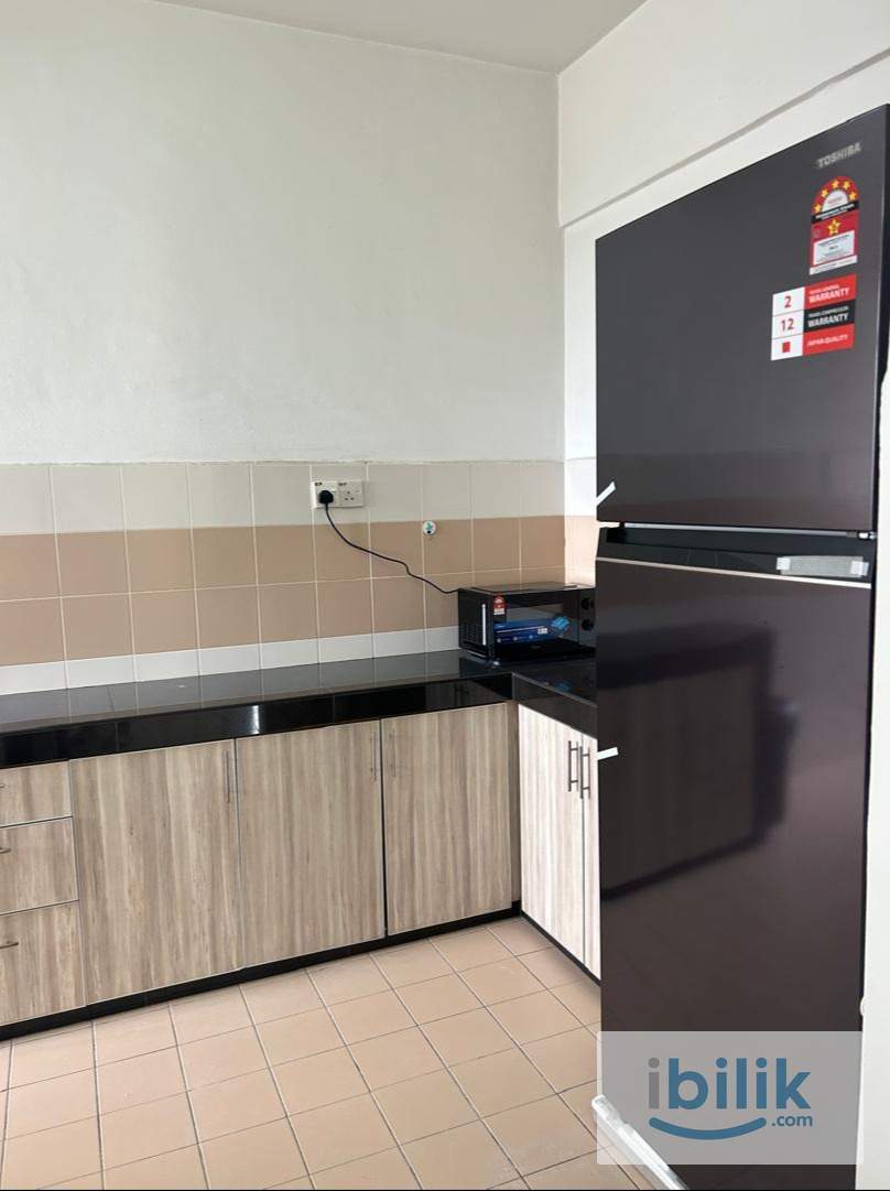 Master bedroom with private bathroom at Residensi Laguna Condo, Bandar Sunway  - Image 6
