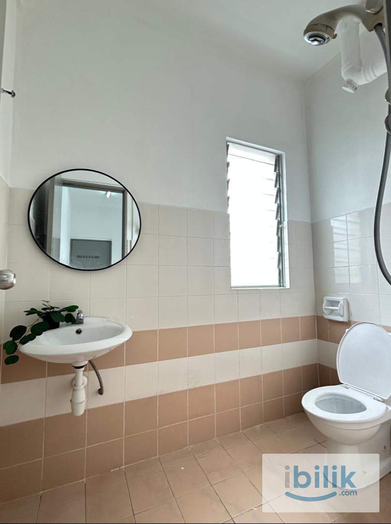 Master bedroom with private bathroom at Residensi Laguna Condo, Bandar Sunway  - Image 7