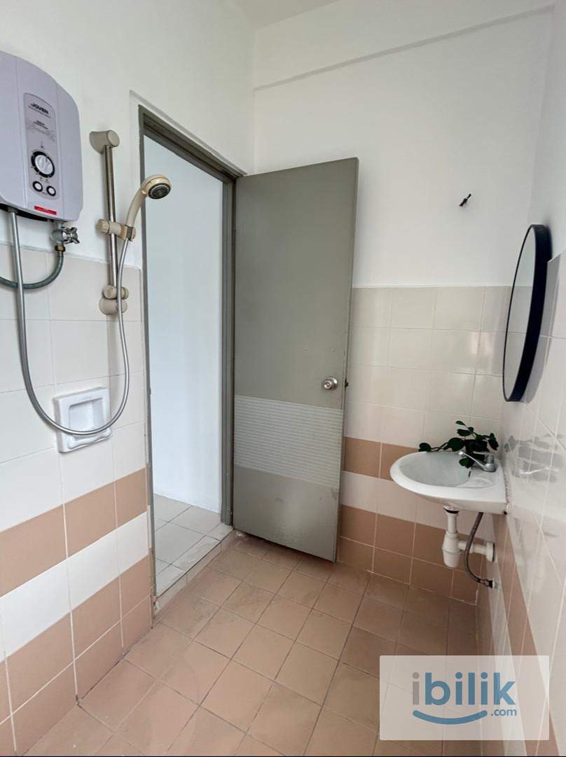 Master bedroom with private bathroom at Residensi Laguna Condo, Bandar Sunway  - Image 8