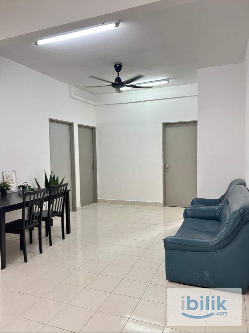 Master bedroom with private bathroom at Residensi Laguna Condo, Bandar Sunway  - Image 9