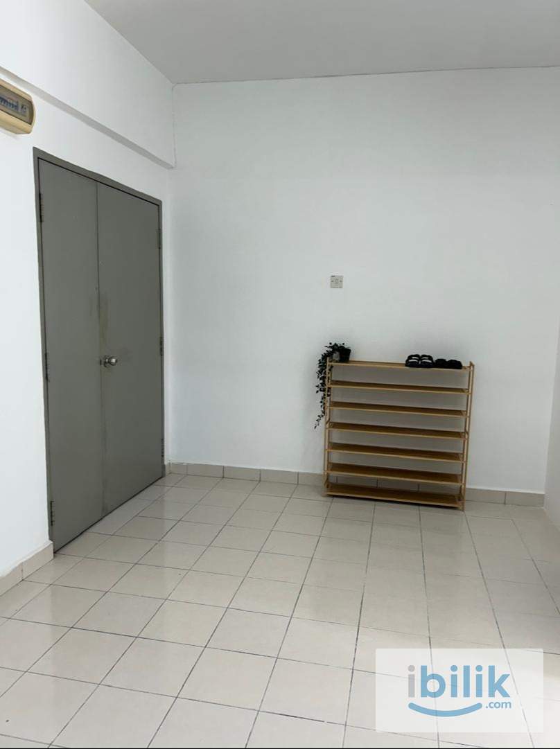 Master bedroom with private bathroom at Residensi Laguna Condo, Bandar Sunway  - Image 10