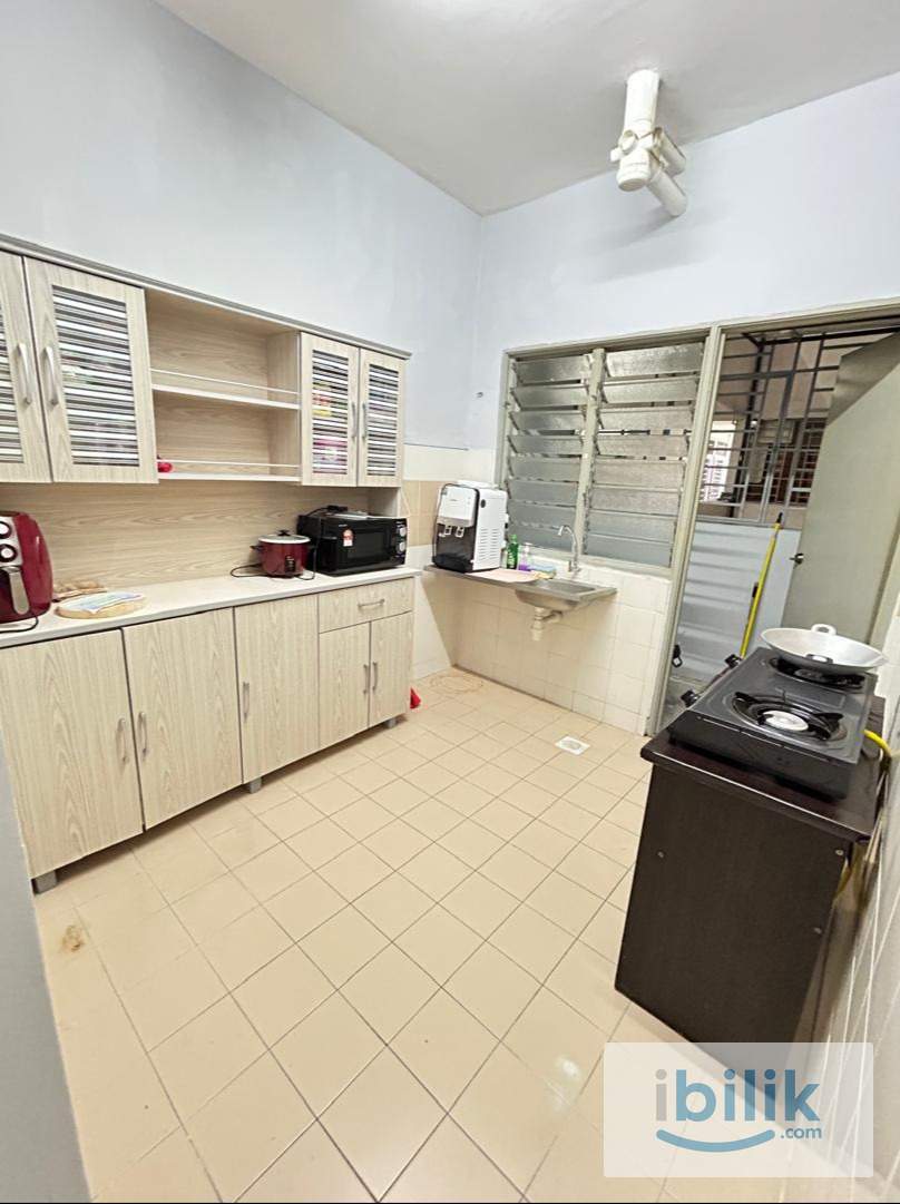 Middle Room - Image 7