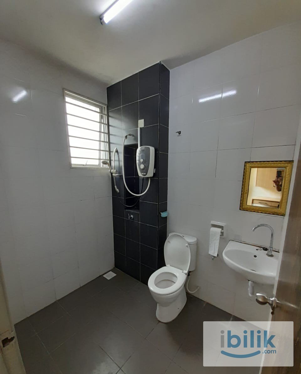 Middle Room at Bukit Tinggi , Klang With Private Bathroom HOT UNIT 🌝 - Image 2