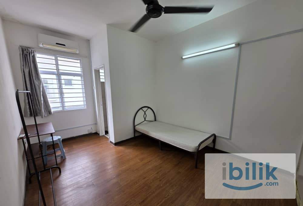 Attached Bathroom ‼️‼️‼️Kota Kemuning Middle Room to Rent - Image 1