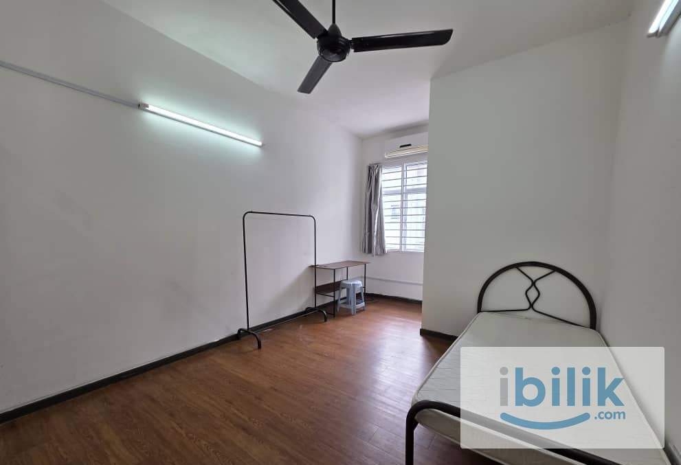 Attached Bathroom ‼️‼️‼️Kota Kemuning Middle Room to Rent - Image 3