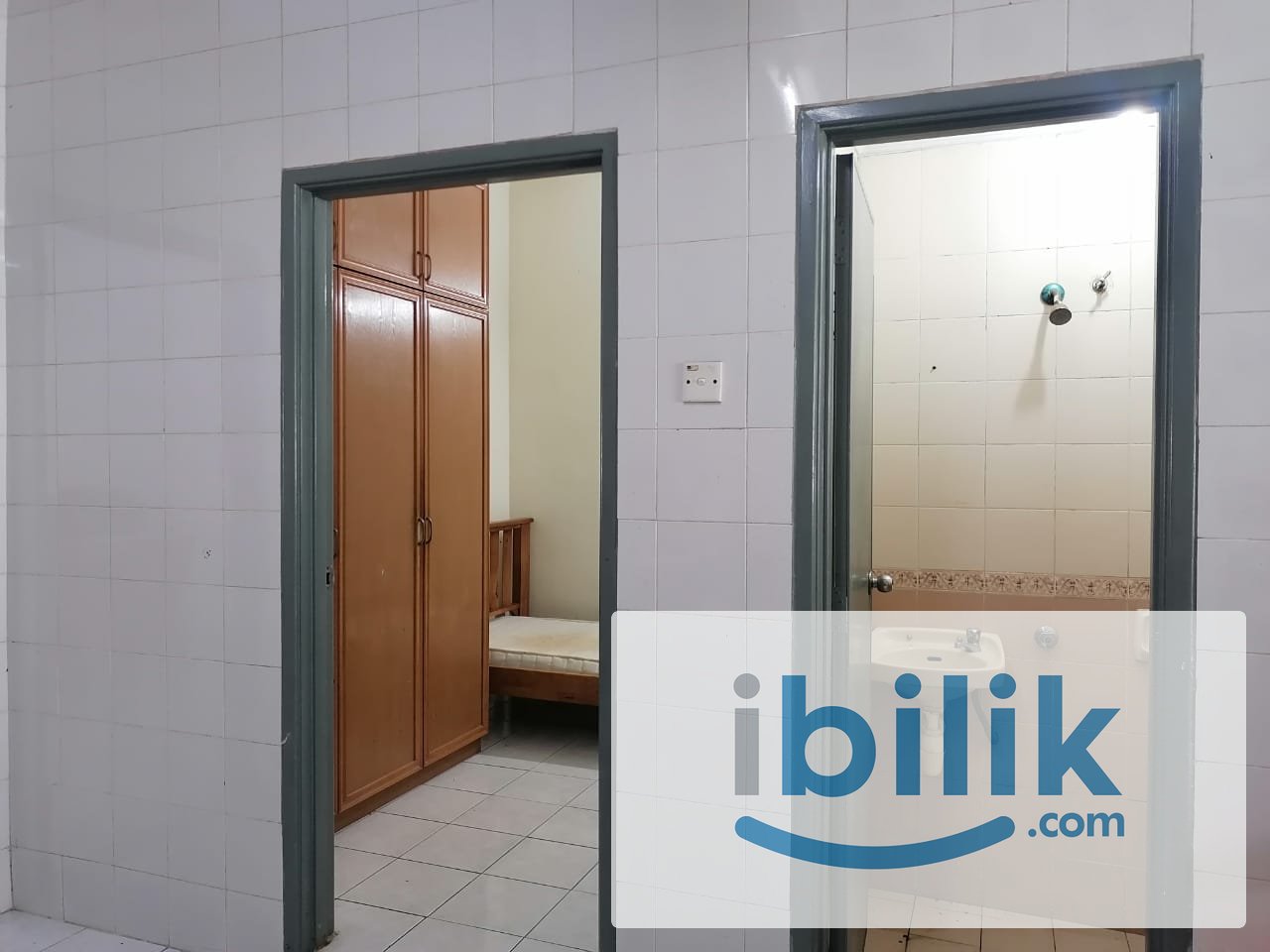 Downstairs Bedroom with Personal use Bathroom @2-storey Terrace House @Bukit Rahman Putra, Sungai Buloh for Rent - Image 4