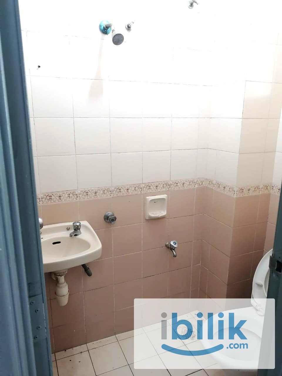 Downstairs Bedroom with Personal use Bathroom @2-storey Terrace House @Bukit Rahman Putra, Sungai Buloh for Rent - Image 8