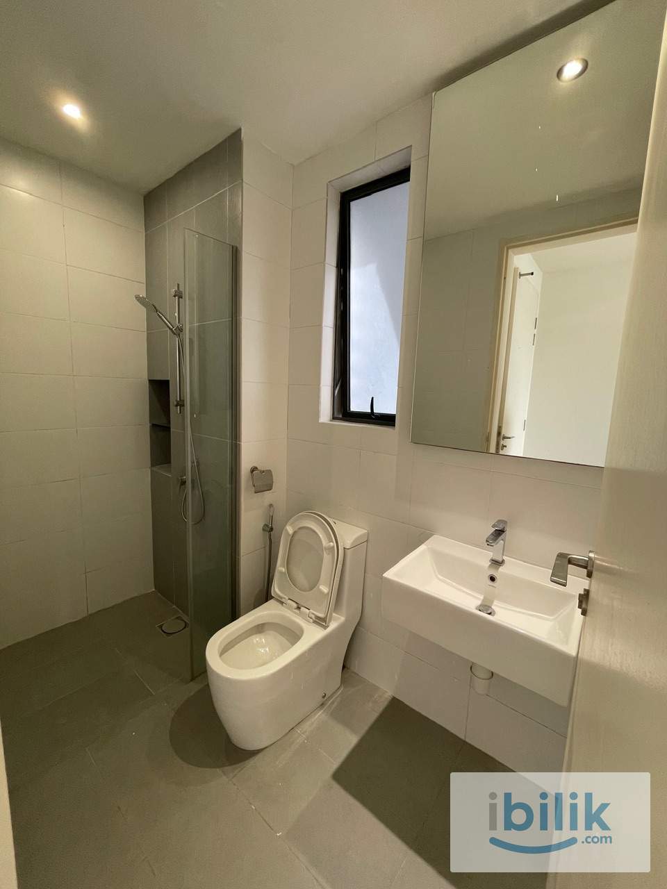 Small Room_Petalz Residence_5 mins walk to KTM & Bus Stop - Image 4