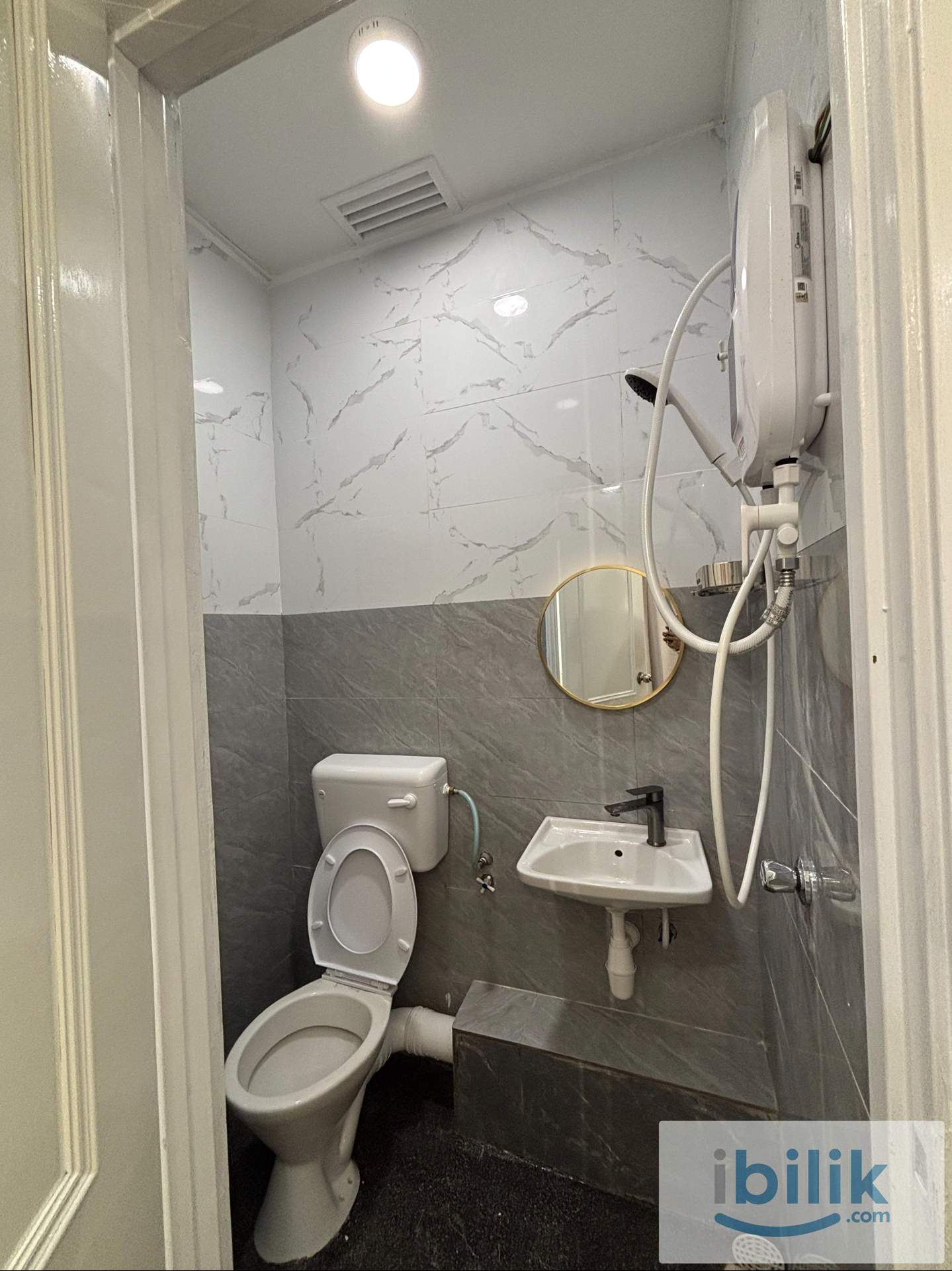 Luxury Classic Style Master Bedroom at Damansara Damai | 1 Min to MRT/Econsave - Image 5