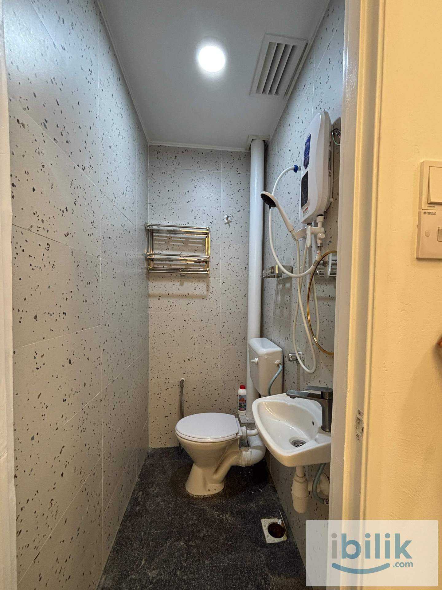 Luxury Modern Style Single Bedroom at Damansara Damai | 1 Min to MRT/Econsave|  Newly Renovated Unit - Image 4