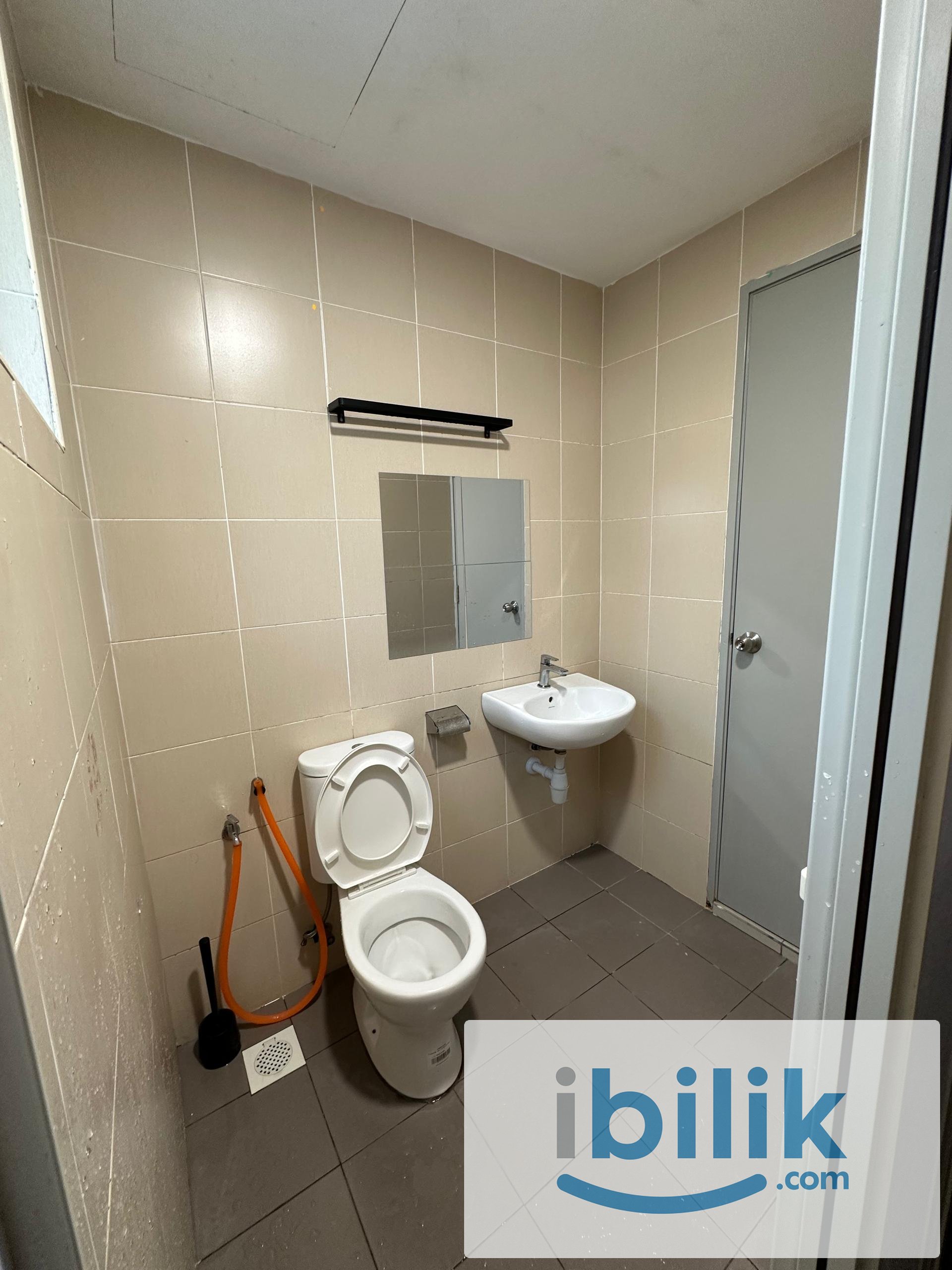 Affordable middle room with private bathroom at KL city centre - Image 3