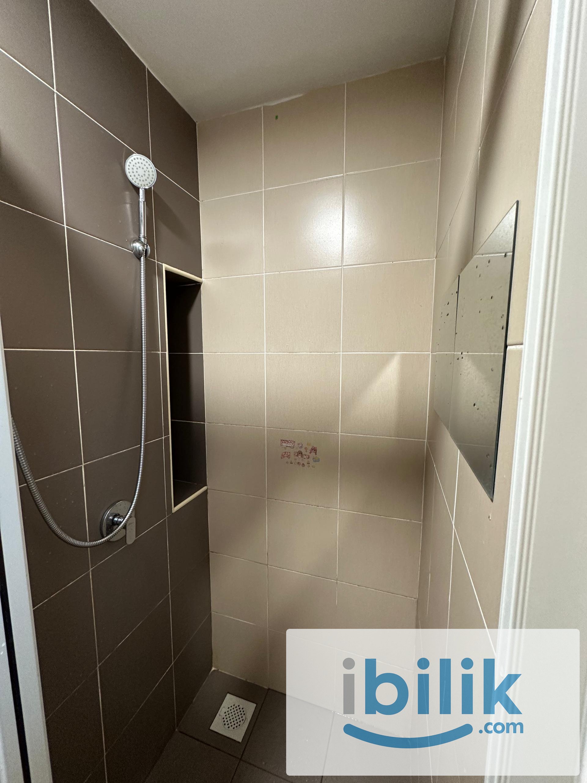Affordable middle room with private bathroom at KL city centre - Image 4