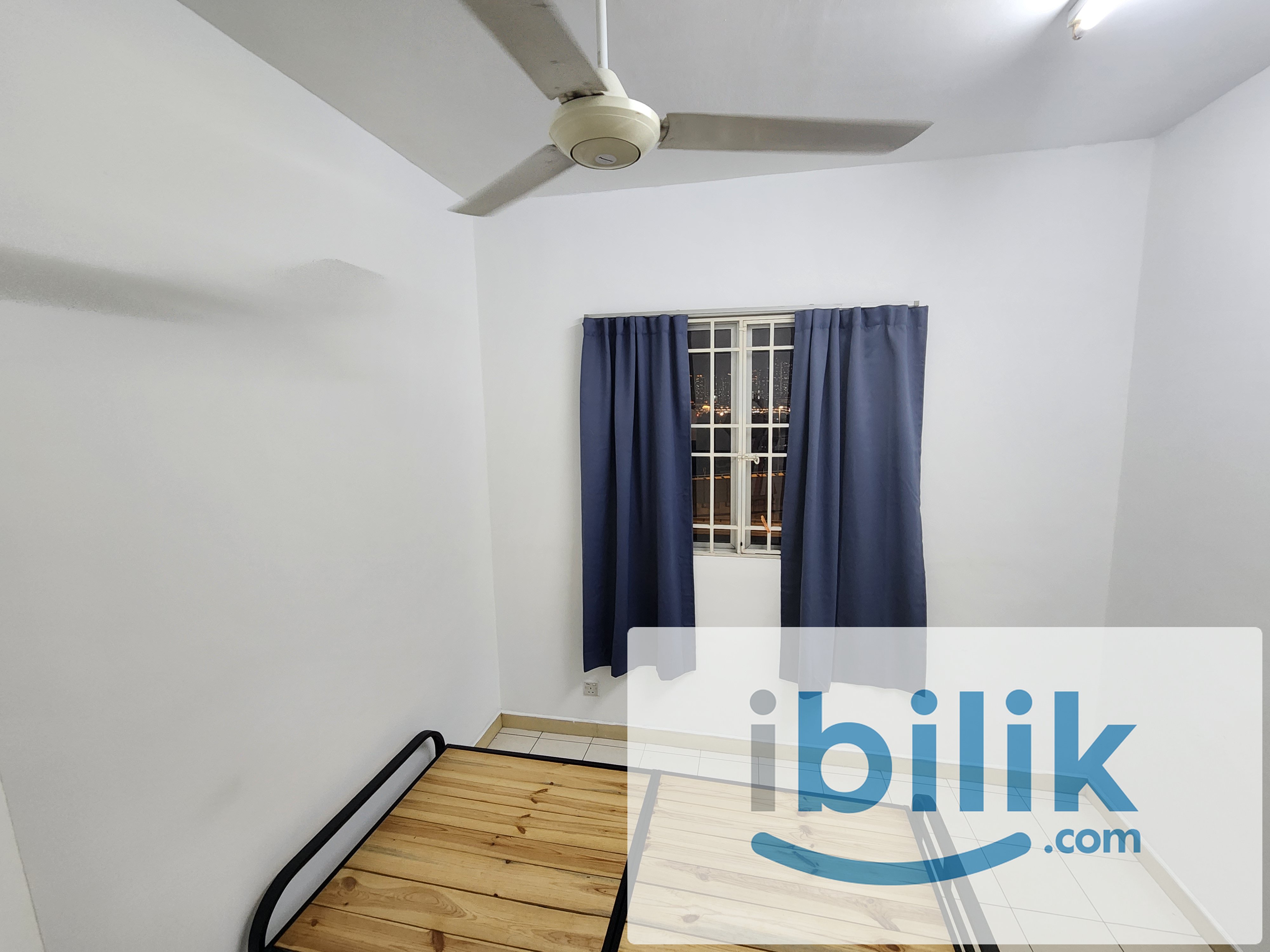 10-2 / Medium room - Image 1