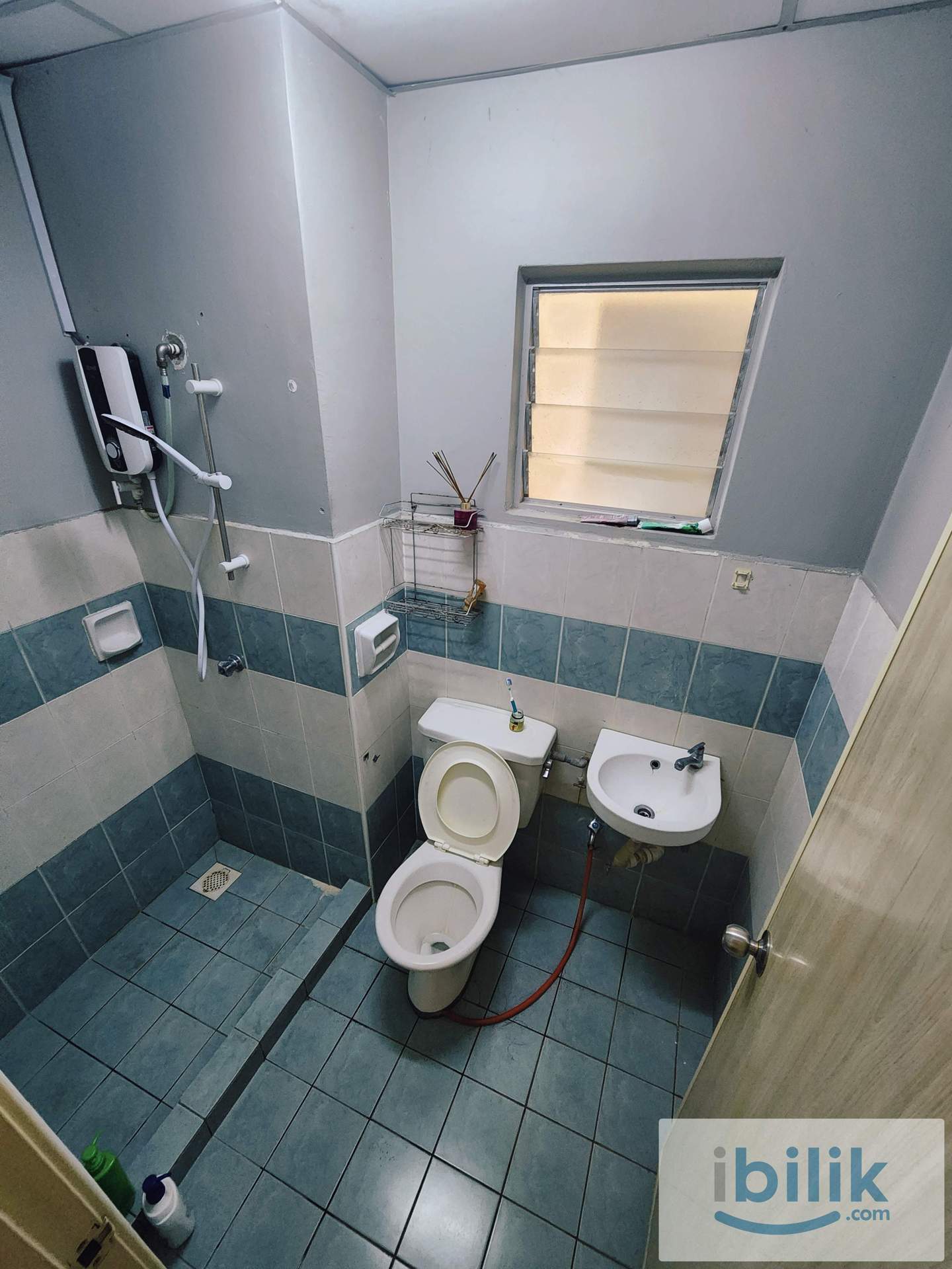 10-2 / Medium room - Image 5