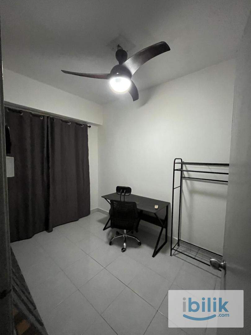 Mid size apartment room with a shared apartment utilities on top of a mall - Image 1