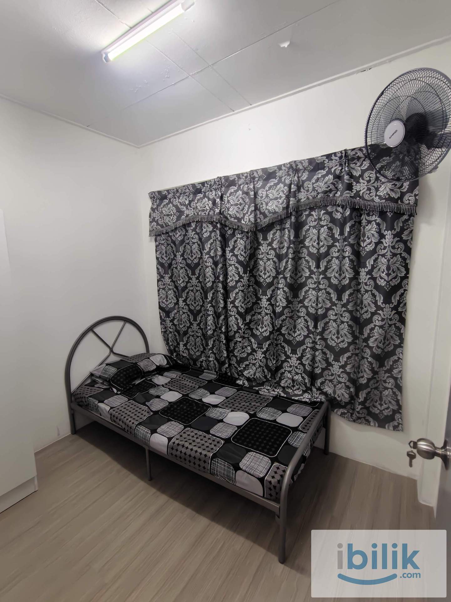Room - Image 5