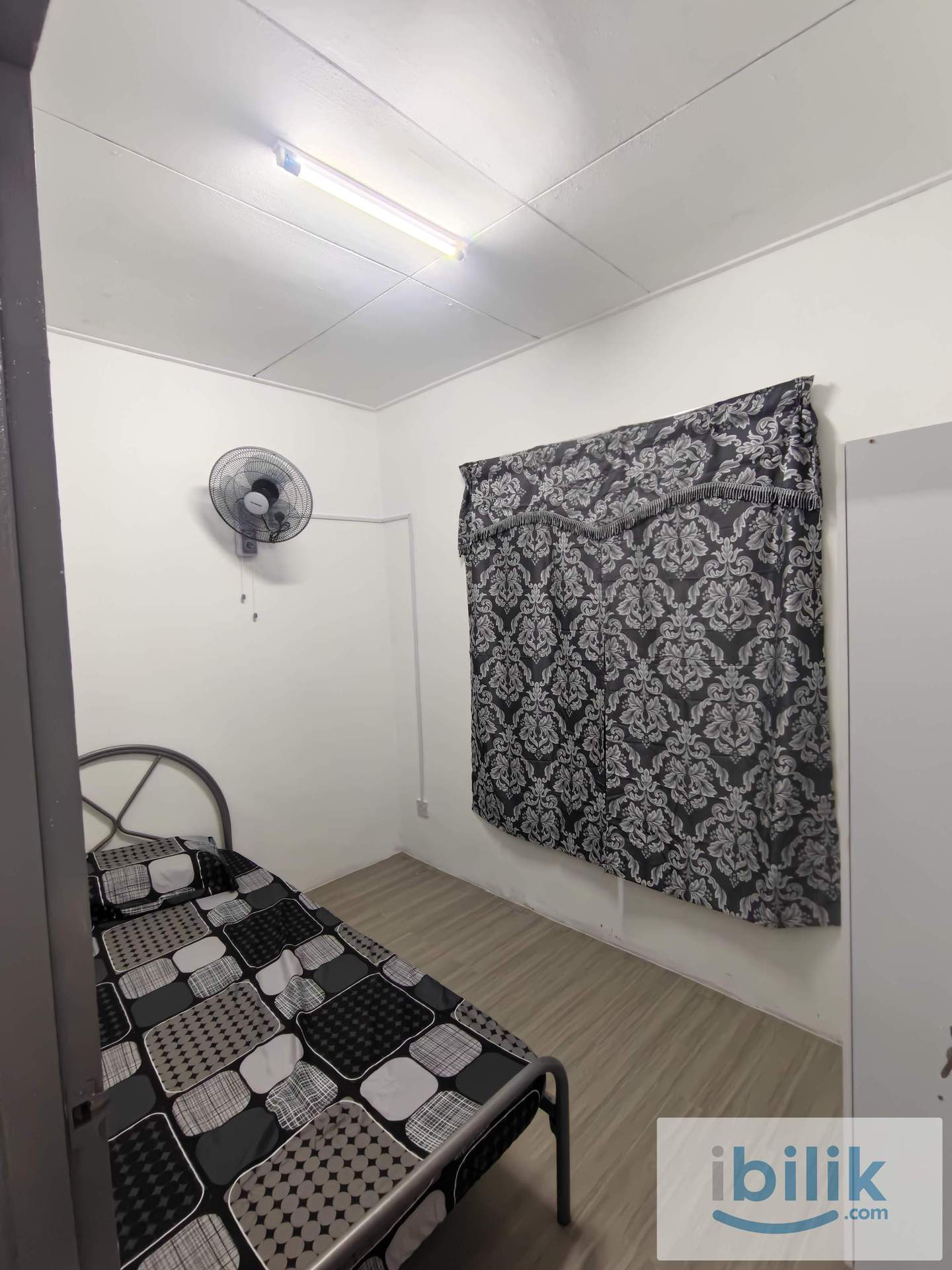 Room - Image 6