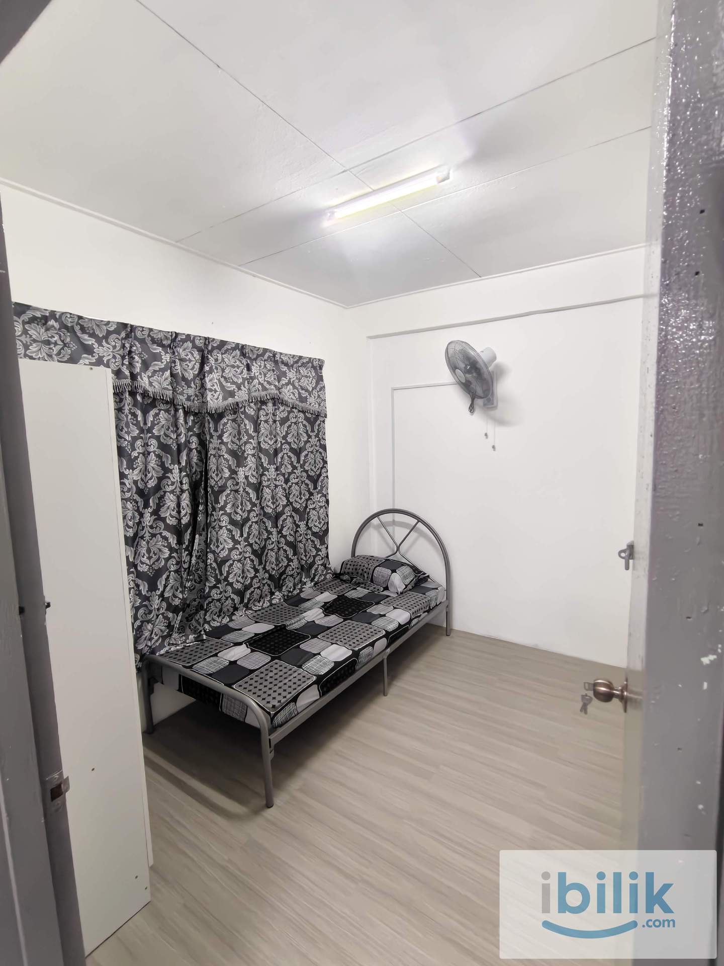 Room - Image 4