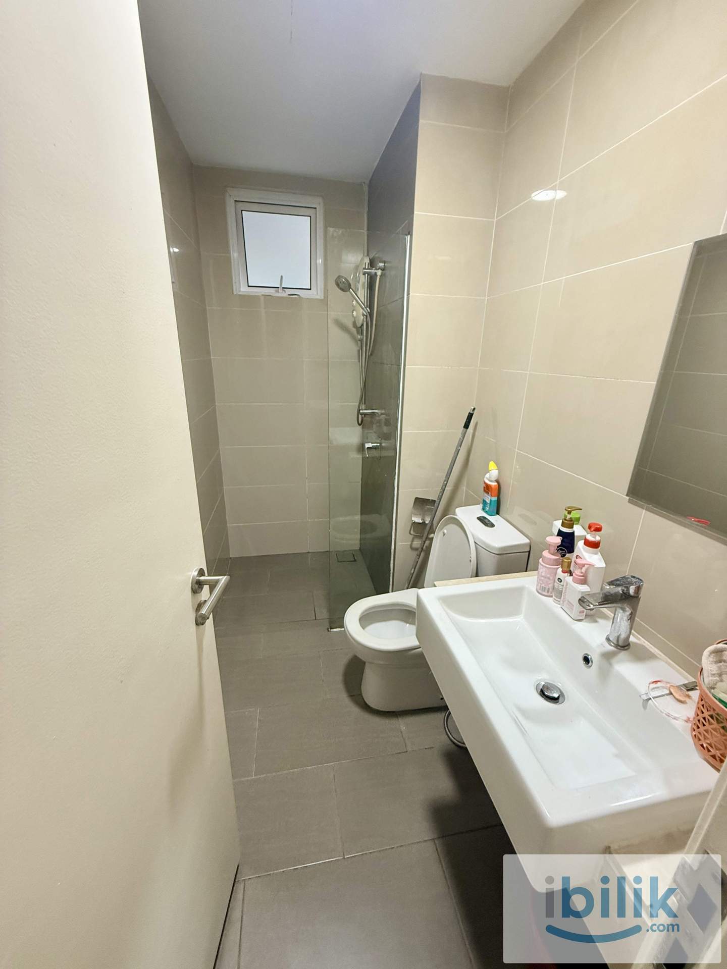 Cozy Room with Private Balcony 15 minutes to KLCC, Mont Kiars - Image 7