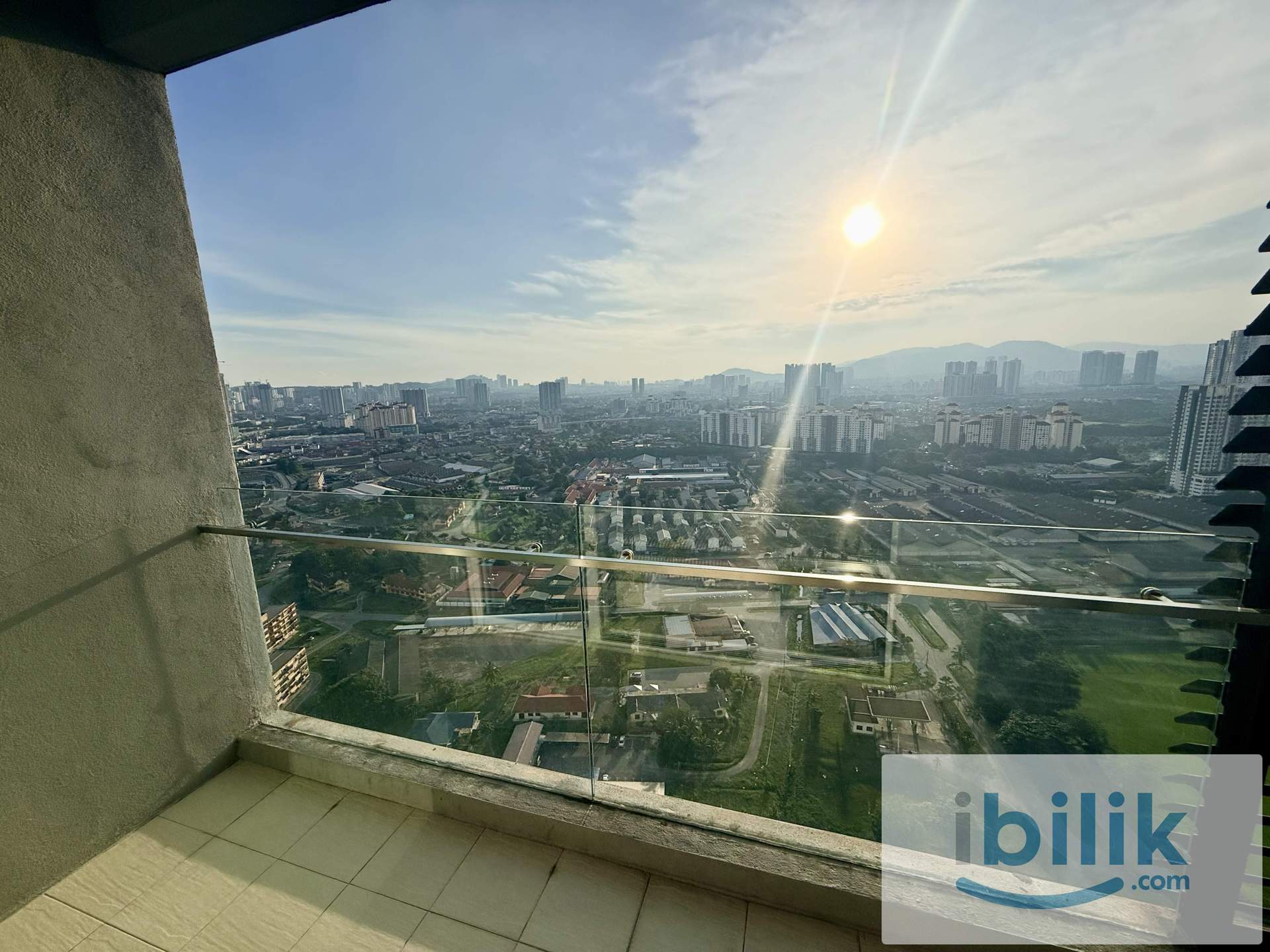 Cozy room with Private Balcony in Sentul Village Residence walk down to many shops and F&B - Image 4