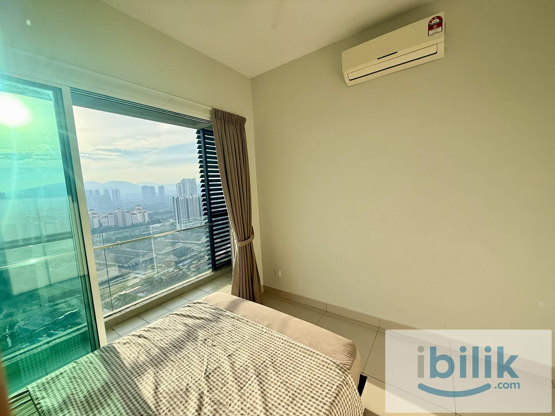 Cozy room with Private Balcony in Sentul Village Residence walk down to many shops and F&B - Image 3