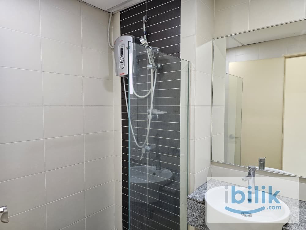PREMIUM Spacious middle and master bedrooms [WOMEN ONLY] at Metropolitan Square Damansara Perdana  - Image 4