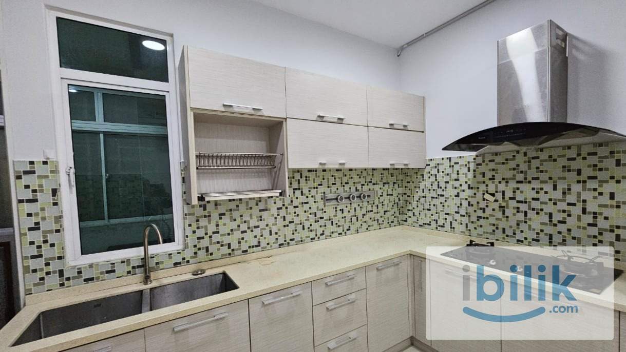 [FEMALE ONLY] Balcony Bedroom with HALAL ONLY kitchen [WIFI & CLEANING INCLUDED] - Image 1