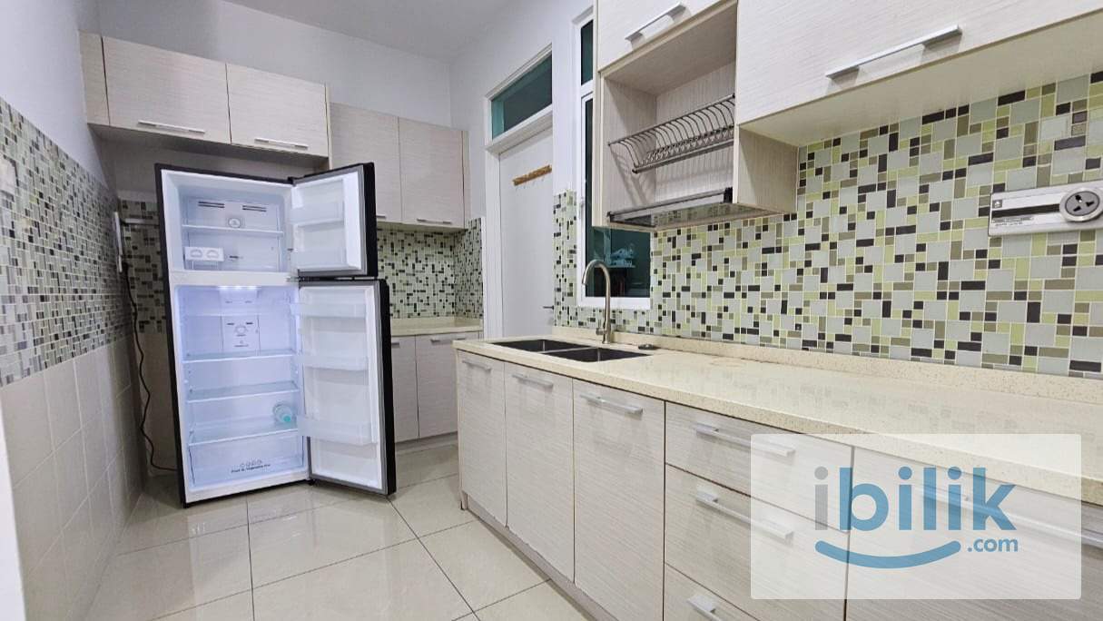 [FEMALE ONLY] Balcony Bedroom with HALAL ONLY kitchen [WIFI & CLEANING INCLUDED] - Image 2